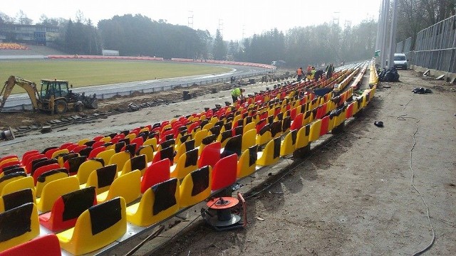 Na stadionie w Poznaniu instalują... żółto-czerwone siedziska. Żużlowcy mają się na tamtejszym torze zainstalować po świętach.