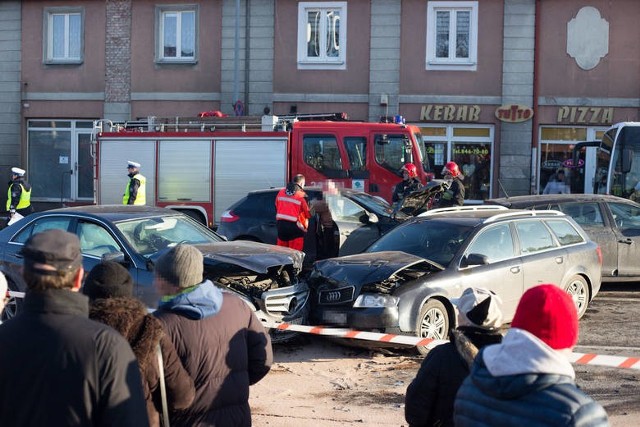 W poniedziałek na Szczecińskiej w Słupsku doszło do groźnie wyglądającej kolizji czterech osobówek i autobusu PKS. 39-letnia kobieta odpowie za spowodowanie tego karambolu.