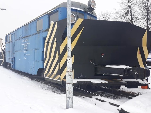 Wyprodukowany w 1972 r. kolejowy pług odśnieżny SDPM, stojący na rampie przy ul. Mickiewicza w Przemyślu.