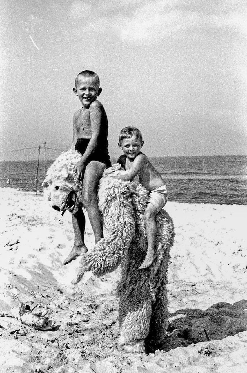 Na plaży w Juracie, lata 30. Autor: M. Wójcikiewicz,...