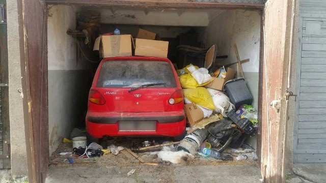 Koszalin: Właściciel garażu w takich warunkach trzymał zwierzęta 