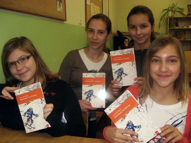 Wiktoria Stasiorowska(od lewej), Weronika Jeka, Justyna Kiżło i Asia Parus dostały świetną ściągę do nauki niemieckiego.
