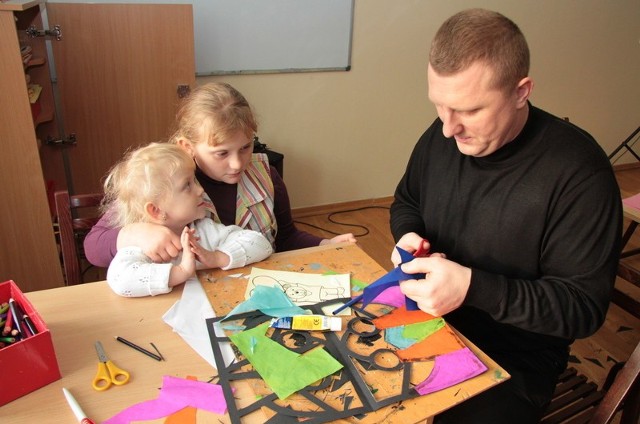 Kielczanin Michal Knap razem z córkami Gabrysią i Zuzią powiedział, że robienie  witraży nie jest łatwa sztuką.