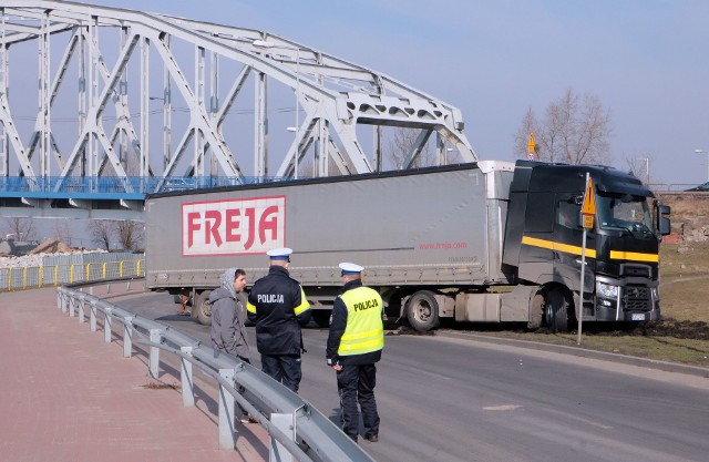 Przez osiem godzin ulica Brzeźna była zamknięta, gdy 14 marca utknął tu TIR. Kierowca nie wiedział, że nie zmieści się pod mostem.