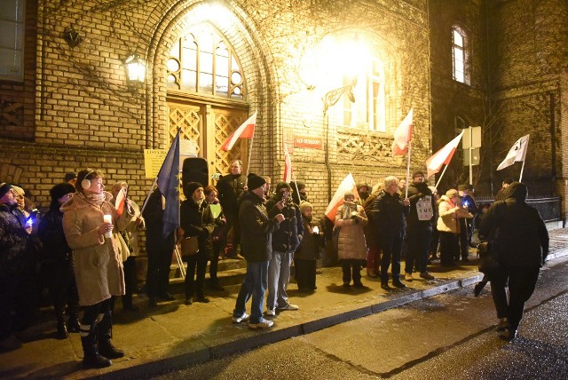 Kolejny już dzień działacze Komitetu Obrony Demokracji protestują przeciwko zmianom w Sądach Najwyższych i KRS. Dzisiaj protestujący pikietowali m.in. przed siedzibą sądu w Toruniu. >> Najświeższe informacje z regionu, zdjęcia, wideo tylko na www.pomorska.pl 