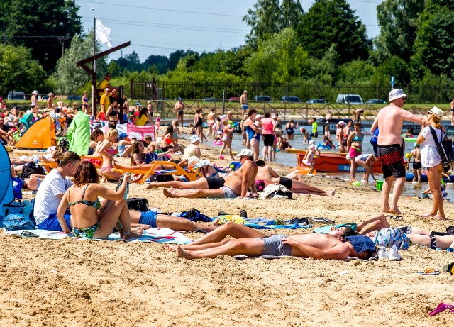 Po deszczowych dniach wyszło w końcu słońce. Nie wspominając o upałach, jakie mamy od rana! Białostoczanie uciekają z centrum miasta na naszą plażę! 