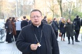 Posiłki dla ubogich przy katedrze z udziałem abp. Grzegorza Rysia