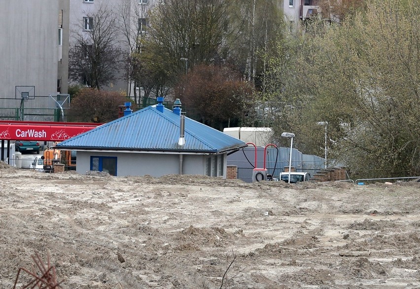 Nowy i stary stadion przy Bandurskiego - stan 10 kwietnia