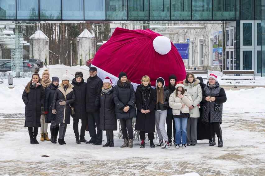 Uniwersytet w Białymstoku. Kampus przystroiła ogromna mikołajowa czapka 