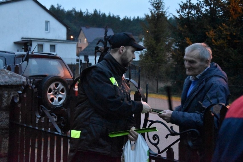 W Olpuchu w akcję wręczania mieszkańcom odblasków włączyli...