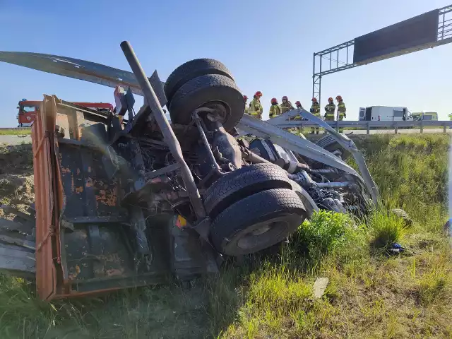 Wypadek na drodze S5 na wysokości Żołędowa. Zderzyła się ciężarówka z drewnem i bus. W wypadku uczestniczyło pięć osób.