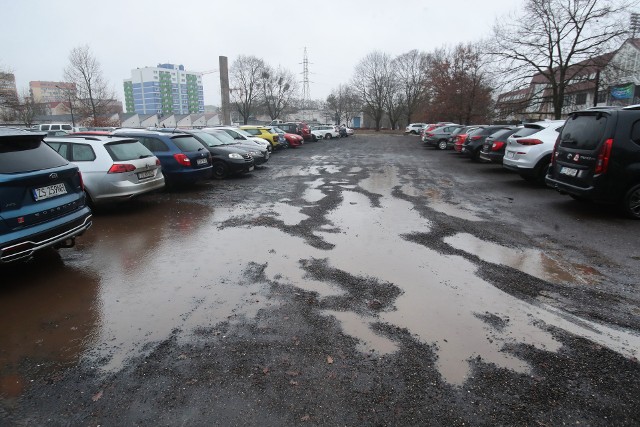 Tak dzisiaj wyglądał alternatywny parking przy ulicy Litewskiej oddalony  o kilkaset metrów od szpitala.