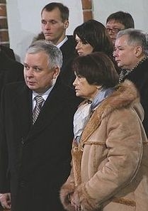 Na zdjęciu od lewej Lech Kaczyński, Jadwiga Kaczyńska. Na drugim planie po prawej Jarosław Kaczyński.
