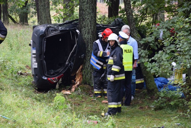 Do groźnego wypadku doszło na drodze między Szczecinkiem a Gwdą. Osobowe auto z niewyjaśnionych przyczyn zjechało z drogi i rozbiło się na drzewie. Pięć osób jest rannych.