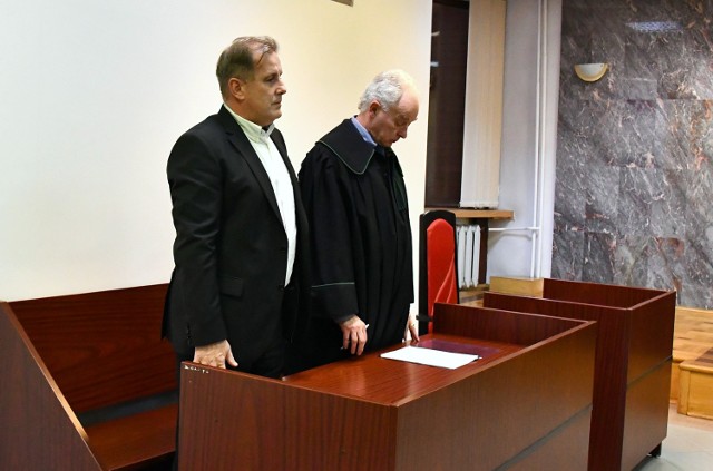 Były wiceprezydent Tarnobrzega Wojciech Brzezowski ze swoim pełnomocnikiem, mecenasem Januszem Fortuną wysłuchuje wyroku sądu