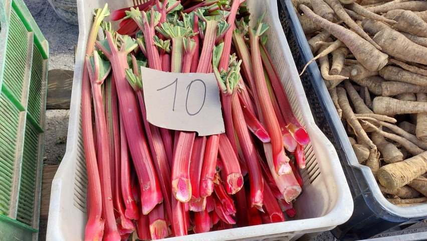 Ceny warzyw i owoców na opatowskim targu w środę, 17 kwietnia. Są już sadzonki. Zobacz zdjęcia