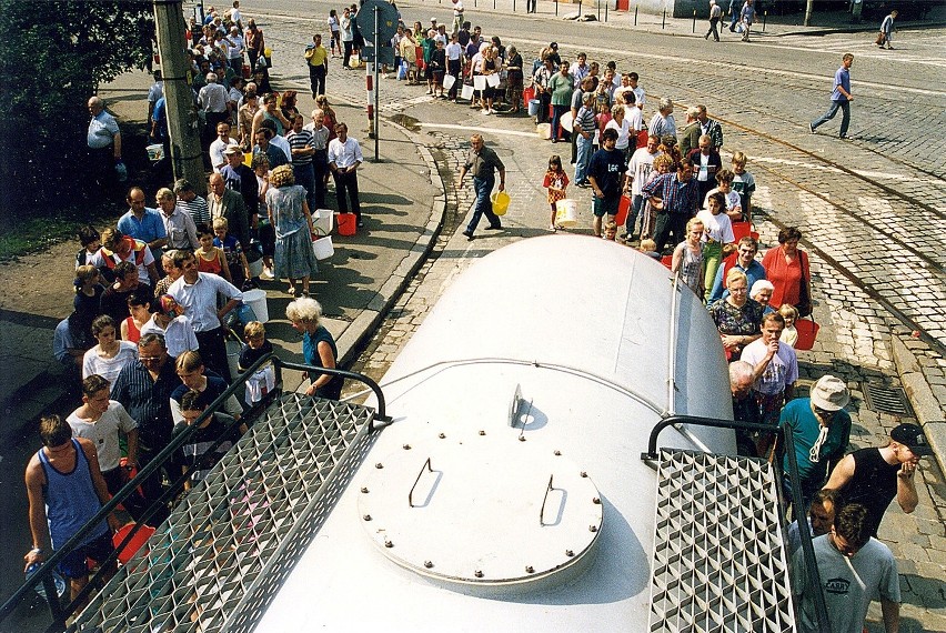 Wrocław 18-07-1997. Plac Staszica. Kolejka po wodę