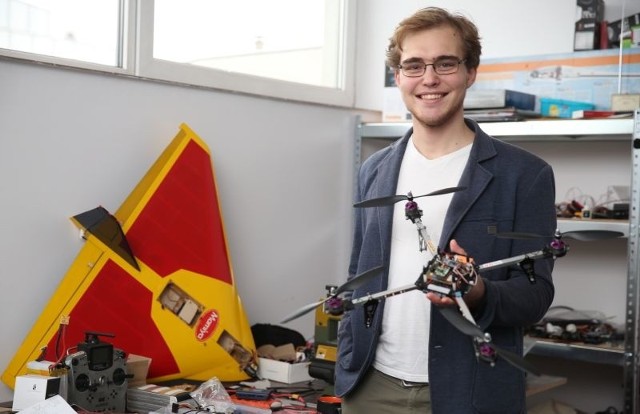 Finalista światowych konkursów z robotyki działa w preinkubatorzeVadym Melnyk pochodzi z Ukrainy. Teraz studiuje na IV roku w WSIiZ w Rzeszowie. We wrześniu założył firmę w Preinkubatorze, która zajmuje się budową robotów i bezzałogowych statków powietrznych.
