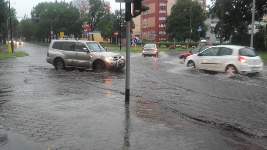 Oberwanie chmury w Zabrzu. Po burzy ulice to rwące rzeki....