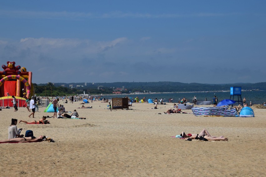 Turyści "zalali" gdańskie plaże. Pierwsi wczasowicze w Brzeźnie i w Jelitkowie. ZDJĘCIA