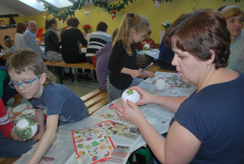 "Rodzinna Bombka" w Szkole Podstawowej w Rzekuniu (zdjęcia)