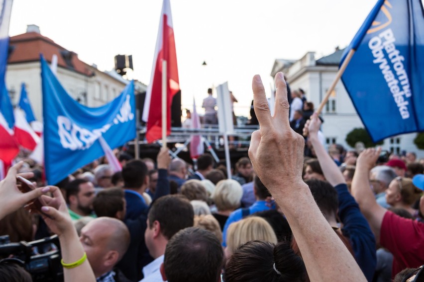 Łańcuch Światła w Warszawie [ZDJĘCIA] Demonstracja przed Pałacem Prezydenckim i marsz przed Sejm