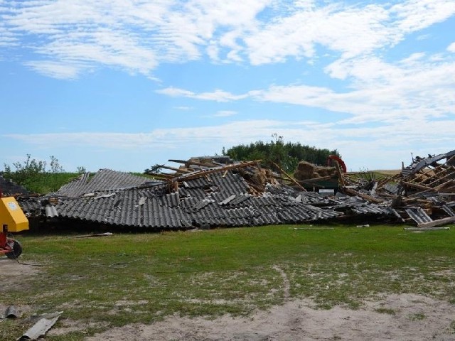 Doszczętnie zniszczona stodoła w miejscowości Sprowa.