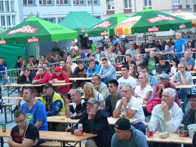 Zakończyły się Mistrzostwa Europy 2016. Choć reprezentacja Polski pożegnała się z imprezą na fazie ćwierćfinałowej, część mieszkańców Koszalina zdecydowała się śledzić pojedynek o złoto na Rynku Staromiejskim.
