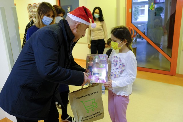 Przekazanie prezentów z okazji Mikołajek dzieciom ze szpitala dziecięcego