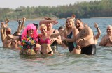 Morsy z Tarnobrzega hucznie zakończyły sezon. Zobacz, co działo się na ostatniej kąpieli w Jeziorze Tarnobrzeskim