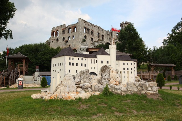 To miniatura Zamku Ogrodzienieckiego w Podzamczu, na tle oryginalnego zamku.