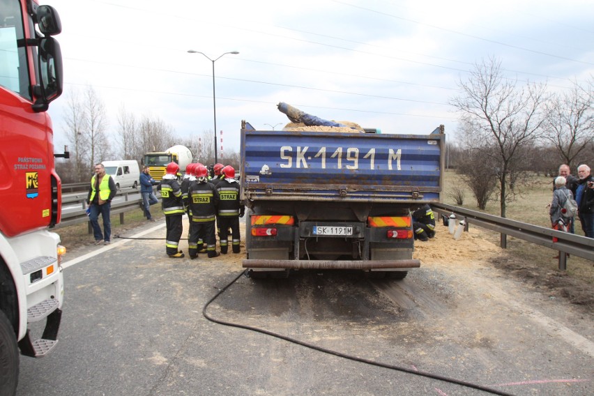 Ciężarówka uderzyła w autobus w Katowicach. Są ranni