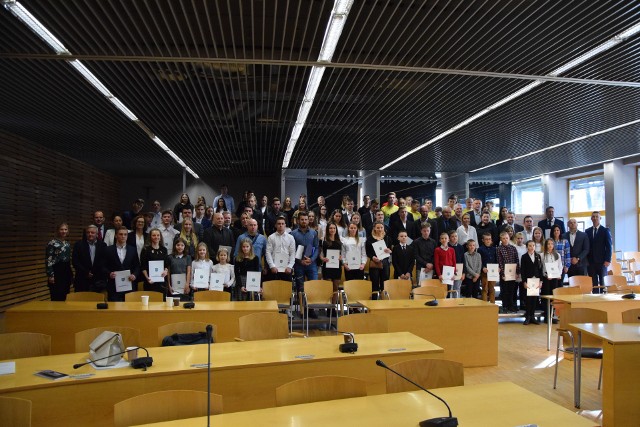 119 medalistów Ogólnopolskiej Olimpiady Młodzieży oraz Mistrzostw Polski, wraz z 40 trenerami, zostało wyróżnionych listami gratulacyjnymi przez Urząd Marszałkowski Województwa Opolskiego, który reprezentował Wicemarszałek Zbigniew Kubalańca. Wyłoniono też 10 najlepszych sekcji sportowych w 2019 roku. Poznajcie nazwiska wszystkich wyróżnionych.