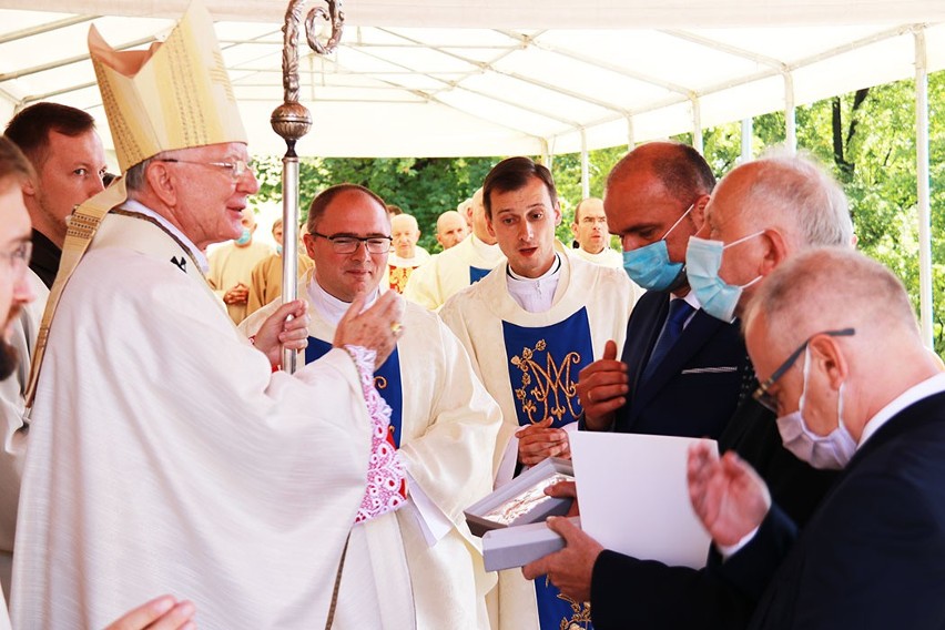 Arcybiskup Marek Jędraszewski na ręce burmistrza Augustyna...