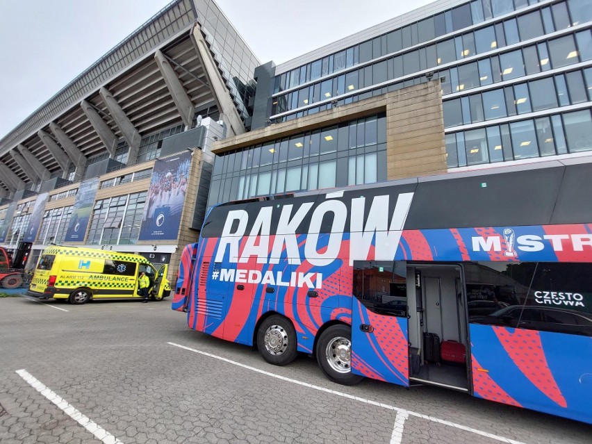 Klubowy autobus Rakowa przed stadionem Parken w Kopenhadze