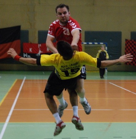 Gracz Wolsztyniaka Maciej Wajs nokautuje Pawła Kwiatkowskiego w drodze na czystą pozycję.