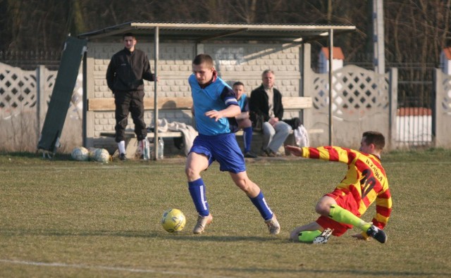 Piłkarze Oronki (w niebieskich strojach) zremisowali z Iłżanką Kazanów.