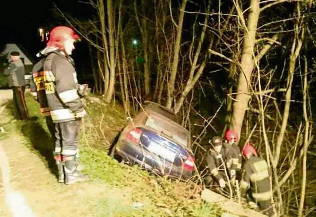 24-letni kierowca z Dębicy po pijaku jeździł autem po Zakopanem. Ostatecznie wylądował w rowie na Ciągłówce