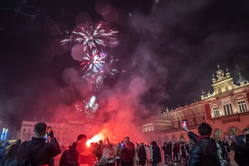Sylwester 2021. Kraków wkroczył w Nowy Rok rozświetlony fajerwerkami [ZDJĘCIA]