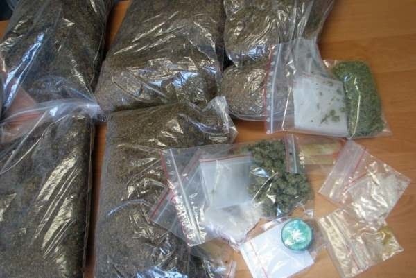 Funkcjonariusze znaleźli u 21-latka 60 gramów narkotyków i 5,5 kilograma tytoniu bez polskich znaków akcyzy.