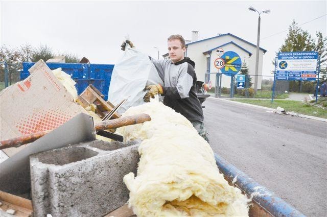 Podczas „dnia otwartego wysypiska” opolanie przywożą na ulicę Podmiejską tony wielkogabarytowych śmieci. (fot. Mariusz Jarzombek)