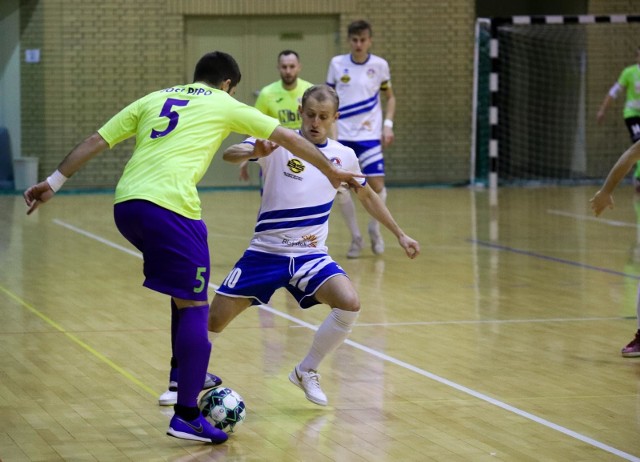 Futsaliści MOKS (białe koszulki) dali popis skuteczności i pokonali Piasta Gliwice 4:3