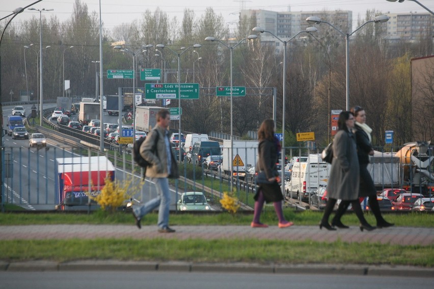 Katowice: Tir blokował jezdnię na al. Roździeńskiego