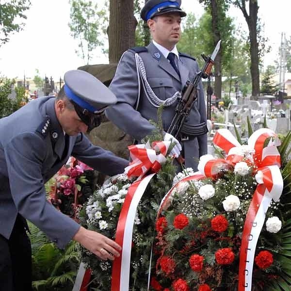 Policjanci złożyli wieńce na grobie swojego byłego przełożonego.