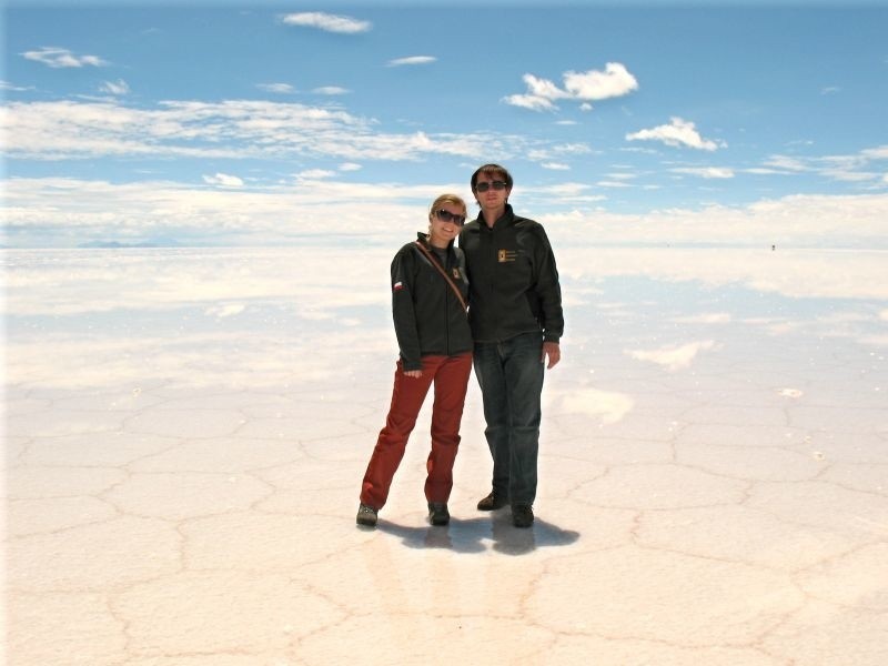 Aneta i Michał na wielkiej pustyni solnej.