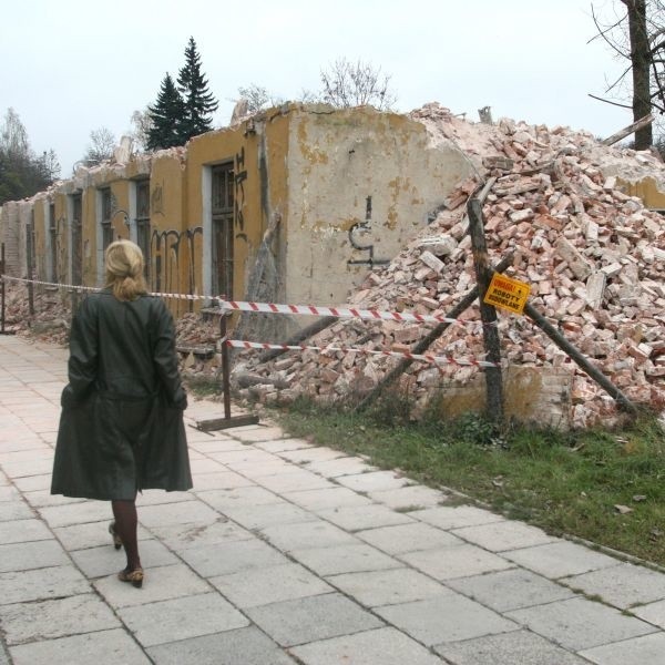 Rozpoczęła się rozbiórka zrujnowanego budynku dawnej siedziby Geoprojektu przy ulicy Krakowskiej w Kielcach.