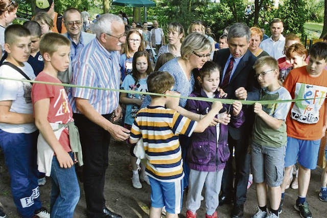 Oficjalne otwarcie projektu "Przyroda w paluszku" w toruńskim Ogrodzie Zoobotanicznym. Wzięły w nim udział osoby niewidome