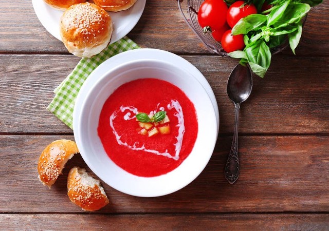 Ognista (czyt. pikantna) zupa z czerwonej papryki i pomidorówSkładniki:1/2 kg czerwonej papryki1 kartonik pomidorów krojonych bez skórki2 marchewki2 papryczki chili2 cebule3 ząbki czosnku1 litr bulionu warzywnegoświeża bazylia lub oreganoSposób przygotowania: Papryki umyć, oczyścić z gniazd nasiennych i pokroić na plastry. Papryczki chili posiekać dość grubo, cebule posiekać na dość grube piórka, marchewki umyć, obrać i pokroić w słupki, ząbki czosnku przecisnąć przez praskę. Wszystkie składniki włożyć do garnka. Dodać bulion warzywny oraz pomidory z kartonika. Gdy papryka i marchewki zmiękną, wyjąć wszystkie warzywa, a wywar odstawić. Wyjęte warzywa dokładnie zblendować, tak, by uzyskać warzywne puree, do którego dodamy wywar. Całość przełożyć do garnka i kilka minut podgrzewać na małym ogniu.Przed podaniem zupę posypać posiekaną bazylią lub oregano. Podawać w kokilkach lub miseczkach w kształcie serc. Zupę możemy serwować z grzankami z pełnoziarnistego pieczywa