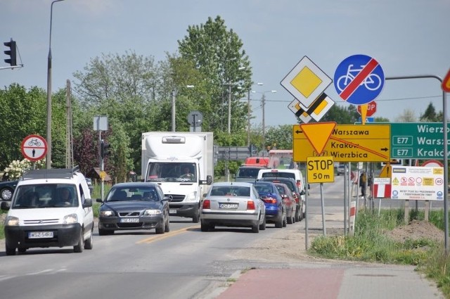 Skrzyżowanie ulicy Jastrzębskiej ze starą trasą E77 w Szydłowcu.