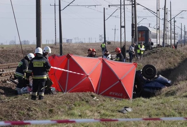 Po przesłuchaniu, które trwało około dwie godziny prokurator Sławomir Głuszek, z Prokuratury Rejonowej w Inowrocławiu postawił zarzut  41-letniemu dróżnikowi. Podejrzany nie przyznaje się do winy.- Zarzut dotyczy spowodowania wypadku ze skutkiem śmiertelnym - mówi śledczy. - Podejrzany nie przyznaje się do popełnienia zarzucanego czynu. Złożył obszerne wyjaśnienia. Do sądu został skierowany wniosek o jego tymczasowe aresztowanie na dwa miesiące.Posiedzenia aresztowe w sprawie pracownika kolei odbędzie się w Sądzie Rejonowym w Inowrocławiu w poniedziałek o godzinie 11.Przypomnijmy, że do wypadku na przyjeździe strzeżonym w miejscowości Dziarnowo doszło w sobotę około godziny 7.30. Rozpędzony pociąg pośpieszny relacji Poznań-Gdynia uderzył w znajdujące się na przejeździe audi. - W wyniku uderzenia pociągu w auto zginęły dwie osoby. Poniosły śmierć na miejscu - mówi starszy aspirant Izabella Drobniecka, oficer prasowy Komendy Powiatowej Policji w Inowrocławiu. - Ofiary to 23-letnia kobieta i jej krewny. Mężczyzna to ojciec 23-latki. Dróżnik wczoraj trafił do policyjnego aresztu. W chwili wypadku był trzeźwy. Za spowodowanie wypadku ze skutkiem śmiertelnym grozi mu teraz nawet do 8 lat więzienia.(mc)Wideo: Rafał Frydrych